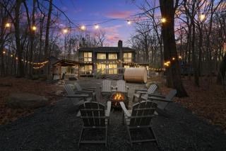 Luxurious Poconos Retreat - Hot Tub, Sauna, Games - East Stroudsburg - 0