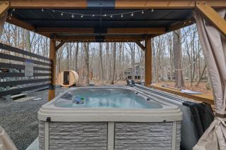 Luxurious Poconos Retreat - Hot Tub, Sauna, Games - East Stroudsburg - 9