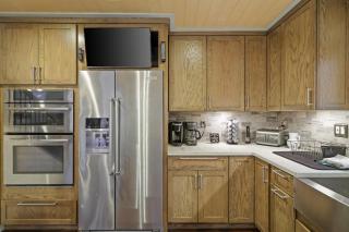 Luxurious Poconos Retreat - Hot Tub, Sauna, Games - East Stroudsburg - 2