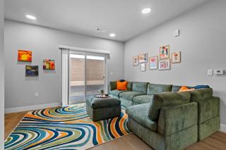 Modern Apt W Pool, Gym & Free "p"prime Location - 2