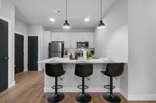 Deluxe Apt, King Bed, Workspace, Gym, Free"p" - 2