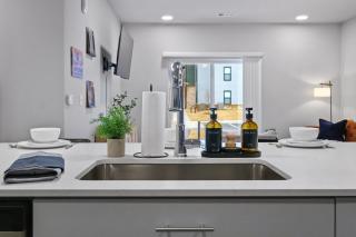 Deluxe Apt, King Bed, Workspace, Gym, Free"p" - 4