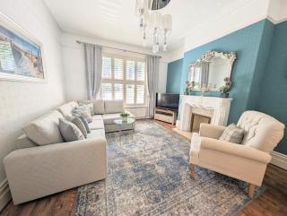 Large family Apartment, walking distance to beach with Private Garden & Parking - Bournemouth - 0