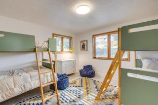 Oceanside Escape with Stunning Views Walk to Beach! - Tillamook - 1