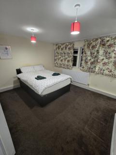 SW20 Serviced Accommodation - Raynes Park - 3