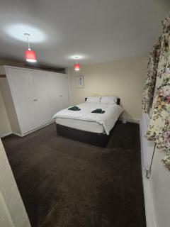 SW20 Serviced Accommodation - Raynes Park - 1