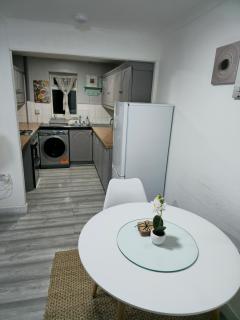 SW20 Serviced Accommodation - Raynes Park - 6