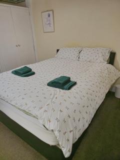 SW20 Serviced Accommodation - Raynes Park - 8