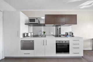 Bright 1-Bed Apartment with Balcony - 2