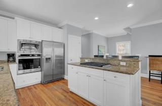 6 10th Avenue by AvantStay Steps to the Beach Pool 2691 sqft - Mount Pleasant - 1