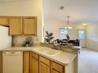 Cozy home, Right Next Door to Lake Sumter Square! - 7