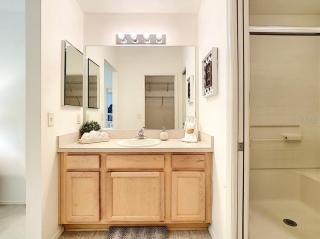 Cozy home, Right Next Door to Lake Sumter Square! - 3