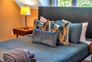 Honeybear Hideaways - Luxury 8BR Retreat with Indoor Pool, Theater Room, Game Room and Hot Tub - Sevierville - 5