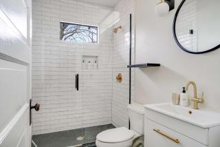 2BR Bungalow - Private Yard and Walkable East Austin - Austin - 7