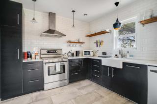 2BR Bungalow - Private Yard and Walkable East Austin - Austin - 8