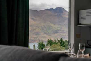 Central 2 Bedroom Apartment Lake Views - Queenstown - 4