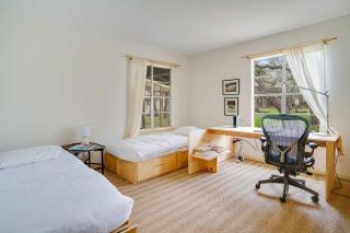 Frank Lloyd Inspired 3BR - 1'35 Acres & Firepit - 2