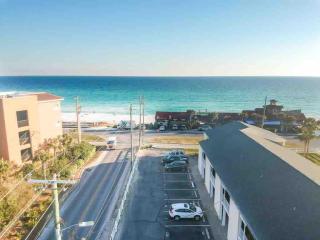 Cozy Beachfront Bliss with Ocean Views - Destin - 2