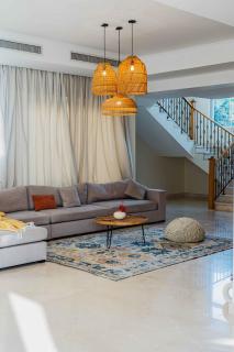 Stunning 4BR Jumeira Park Villa With Pool and Jacuzzi - 2