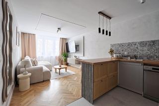 *Top* Full Black Out A/C Fast Wi-fi, Standing Desk - 9