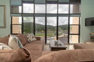 10 Guests 3BR 2BA Large Living Area & Wood Fire - 4