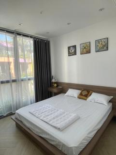 Blue Hotel - - 4