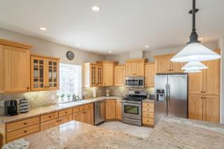 8Guests 4BR Scenic Views & Close to Downtown - 9
