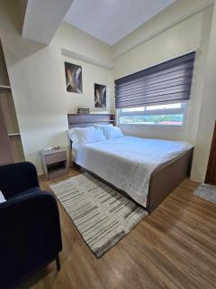 Elegant Studio with balcony unit 625 - 6th floor - near Ateneo De Cebu - High speed internet - Northwoods Place - 9