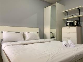 Tranquil Living Studio at Belmont Residence Puri Apartment By Travelio - 7