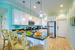 Sleeps 22 3 Condos in Beachfront Complex w Pool Pickleball Island Retreat - 3