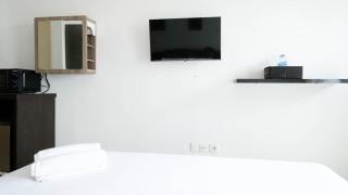 Comfy and Modern Studio (No Kitchen) at Orchard Supermall Mansion Apartment By Travelio - 8