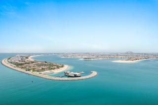 Luxury 2BR Apt with Pool, Gym & Sea Views - 6