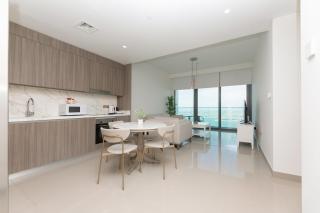 Luxury 2BR Apt with Pool, Gym & Sea Views - 2