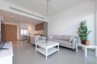 Luxury 2BR Apt with Pool, Gym & Sea Views - 4