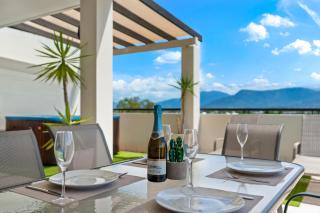 Cairns Penthouse - Private Rooftop Outdoor Gym, Spa & TV Area with Sunset & Mountain Views - 9