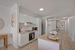 Cairns Penthouse - Private Rooftop Outdoor Gym, Spa & TV Area with Sunset & Mountain Views - 2