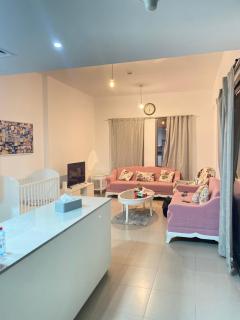 Lovely calm 3BR Apt Easy Accessibility to central Dubai with huge balcony and pool view Town Square - Dubai - 9