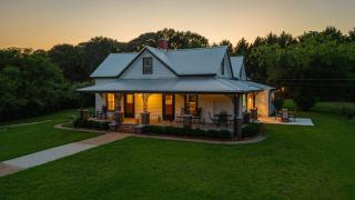 The Bulldog Farmhouse - 100plus year old home - Athens - 0