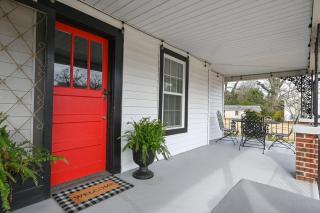 The Bulldog Farmhouse - 100plus year old home - 5