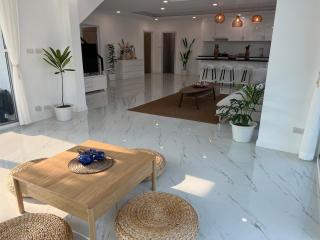 White Moonlight Pool Villa - 2