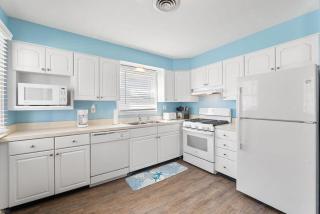 The Barracuda 3 Steps to the beach 2BR sleeps 6 - 5