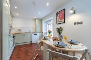 Charming Two Bedroom Apartment in Fairview - 9