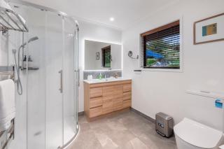 Private 4BR Family Retreat with Huge Garden near Lake Rotorua - 5
