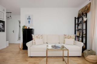 Apartment with Parking and Garden near the PGE Stadium in Warsaw by Noclegi Renters - 5