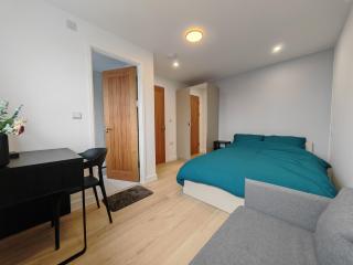 2 Bed Chippenham House with Parking - - 5