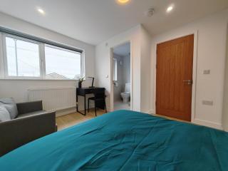 2 Bed Chippenham House with Parking - - 4