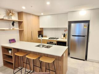 River & City View Apt near Brisbane Airport with Infinity Pool, Spa, Sauna, Steam Room - 1