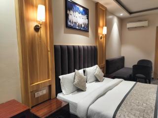 Airport Hotel Lotus Villa 10 minutes Delhi Aerocity Metro - New Delhi - 6