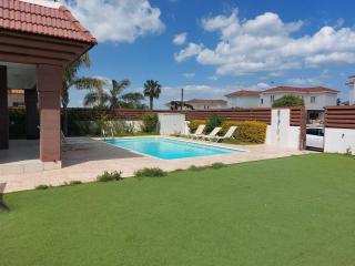 4 bdr villa with huge patio area and walking distance to beach - Paralimni - 4