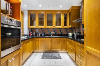 Stylish 2-Bedroom in the Heart of OldTown Dubai - 3